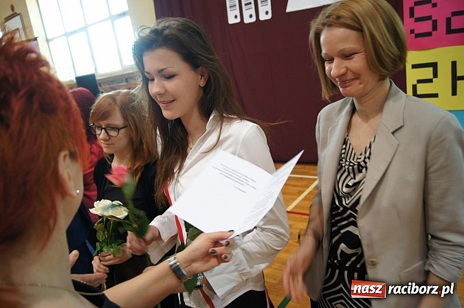 Zdjęcie w galerii na portalu naszraciborz.pl: Najlepsi uczniowie wyróżnieni na święcie szkoły wiadomości z regionu