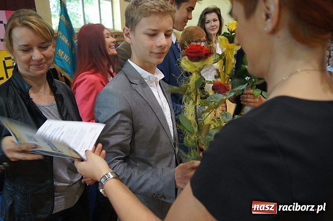Zdjęcie w galerii na portalu naszraciborz.pl: Najlepsi uczniowie wyróżnieni na święcie szkoły wiadomości z regionu