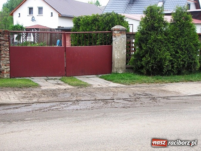 Zdjęcie w galerii na portalu naszraciborz.pl: Ulice Kietrza zanieczyszczone po przejściu burzy - zobacz zdjęcia wiadomości z regionu