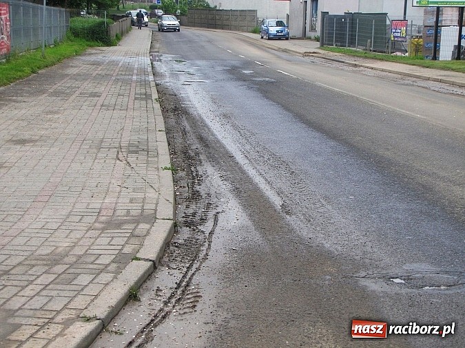 Zdjęcie w galerii na portalu naszraciborz.pl: Ulice Kietrza zanieczyszczone po przejściu burzy - zobacz zdjęcia wiadomości z regionu