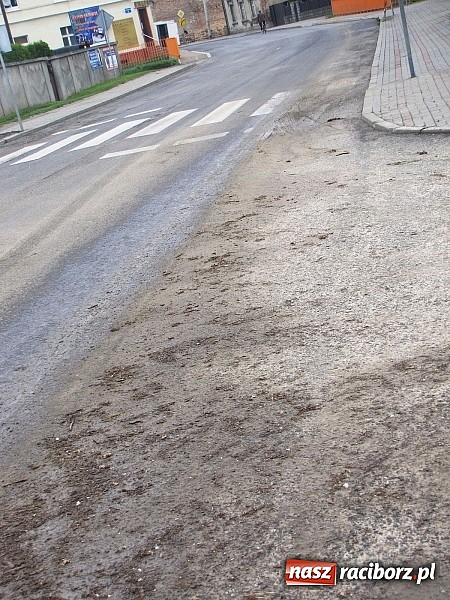 Zdjęcie w galerii na portalu naszraciborz.pl: Ulice Kietrza zanieczyszczone po przejściu burzy - zobacz zdjęcia wiadomości z regionu