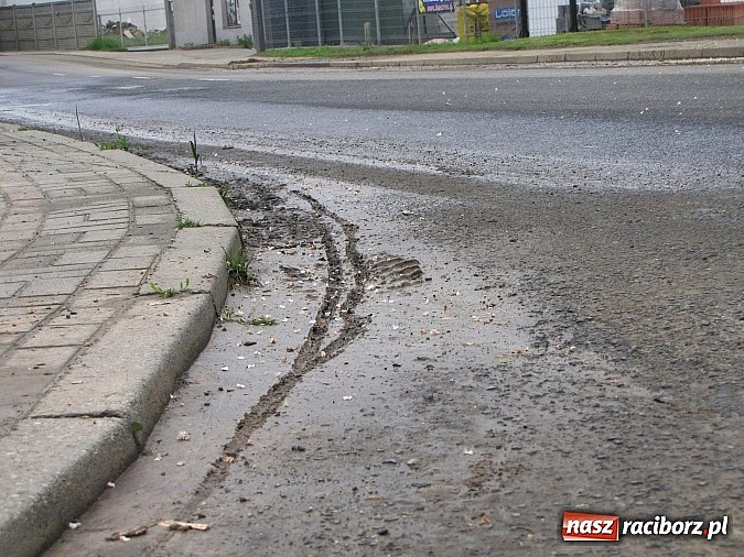Zdjęcie w galerii na portalu naszraciborz.pl: Ulice Kietrza zanieczyszczone po przejściu burzy - zobacz zdjęcia wiadomości z regionu