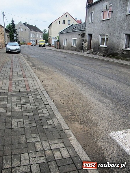 Zdjęcie w galerii na portalu naszraciborz.pl: Ulice Kietrza zanieczyszczone po przejściu burzy - zobacz zdjęcia wiadomości z regionu