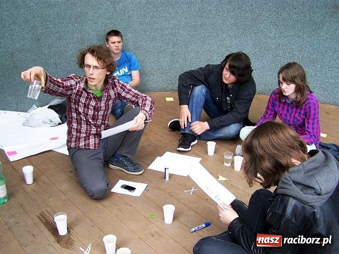 Zdjęcie w galerii na portalu naszraciborz.pl: Warsztaty terenowe z wodą dla uczniów Gimnazjum Nr 5 w Raciborzu wiadomości z regionu