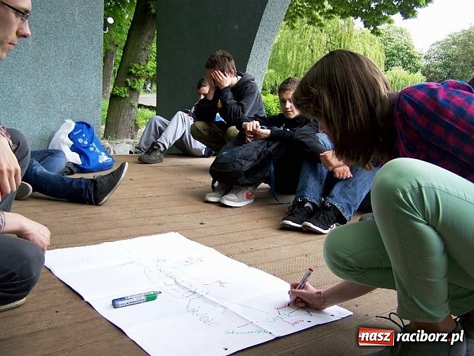 Zdjęcie w galerii na portalu naszraciborz.pl: Warsztaty terenowe z wodą dla uczniów Gimnazjum Nr 5 w Raciborzu wiadomości z regionu