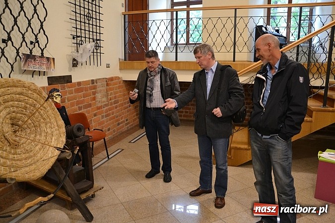 Zdjęcie w galerii na portalu naszraciborz.pl: Eduardo Lichnowsky zwiedził raciborski zamek wiadomości z regionu