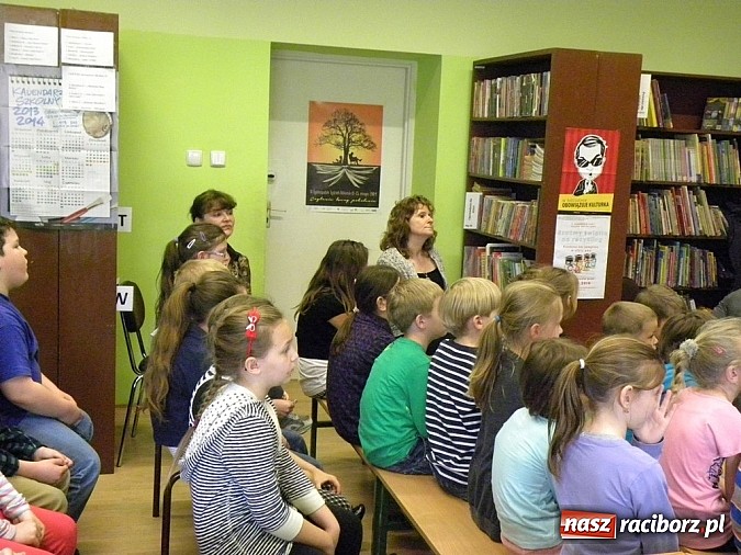 Zdjęcie w galerii na portalu naszraciborz.pl: Społeczny savoir vivre w bibliotece wiadomości z regionu