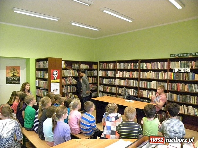 Zdjęcie w galerii na portalu naszraciborz.pl: Społeczny savoir vivre w bibliotece wiadomości z regionu