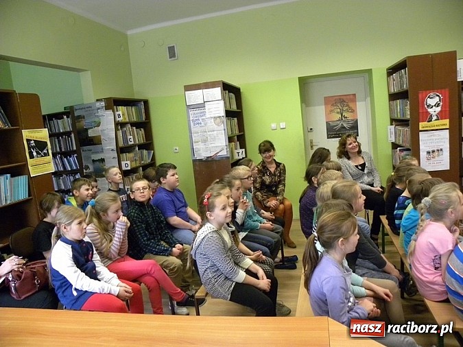 Zdjęcie w galerii na portalu naszraciborz.pl: Społeczny savoir vivre w bibliotece wiadomości z regionu