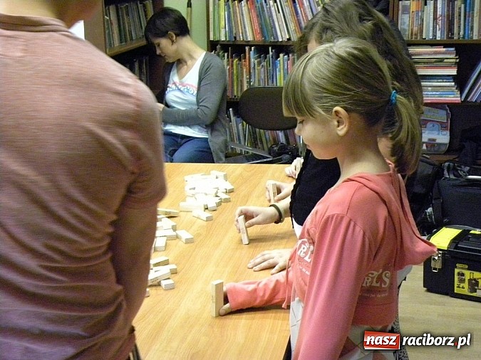 Zdjęcie w galerii na portalu naszraciborz.pl: Społeczny savoir vivre w bibliotece wiadomości z regionu