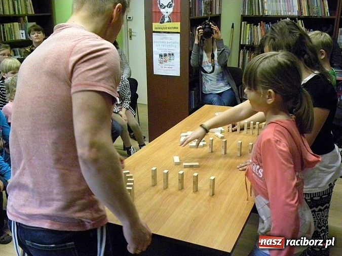 Zdjęcie w galerii na portalu naszraciborz.pl: Społeczny savoir vivre w bibliotece wiadomości z regionu