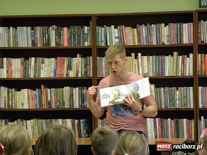 Zdjęcie w galerii na portalu naszraciborz.pl: Społeczny savoir vivre w bibliotece wiadomości z regionu