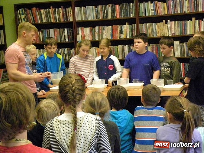 Zdjęcie w galerii na portalu naszraciborz.pl: Społeczny savoir vivre w bibliotece wiadomości z regionu