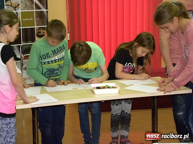 Zdjęcie w galerii na portalu naszraciborz.pl: Społeczny savoir vivre w bibliotece wiadomości z regionu