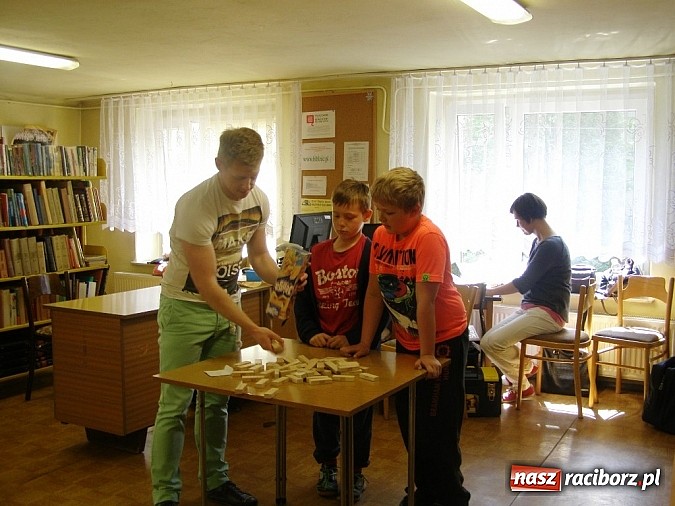 Zdjęcie w galerii na portalu naszraciborz.pl: Społeczny savoir vivre w bibliotece wiadomości z regionu