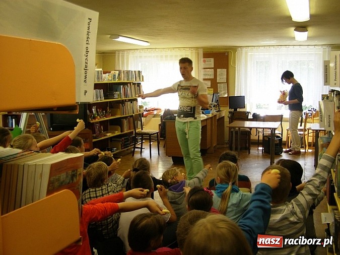 Zdjęcie w galerii na portalu naszraciborz.pl: Społeczny savoir vivre w bibliotece wiadomości z regionu