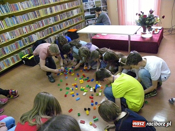 Zdjęcie w galerii na portalu naszraciborz.pl: Społeczny savoir vivre w bibliotece wiadomości z regionu