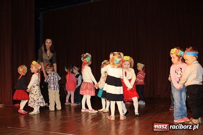 Zdjęcie w galerii na portalu naszraciborz.pl: 14. Gminny Przegląd Zespoł&oacute;w Artystycznych w Krzanowicach wiadomości z regionu