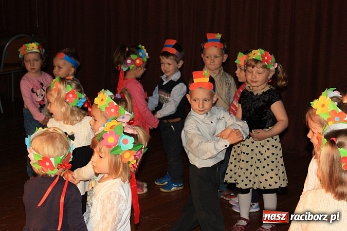 Zdjęcie w galerii na portalu naszraciborz.pl: 14. Gminny Przegląd Zespoł&oacute;w Artystycznych w Krzanowicach wiadomości z regionu