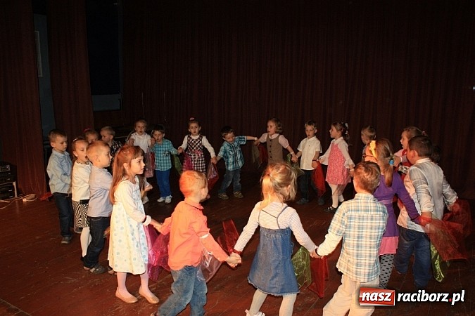 Zdjęcie w galerii na portalu naszraciborz.pl: 14. Gminny Przegląd Zespoł&oacute;w Artystycznych w Krzanowicach wiadomości z regionu