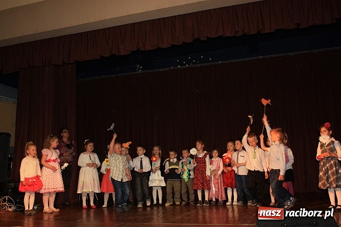 Zdjęcie w galerii na portalu naszraciborz.pl: 14. Gminny Przegląd Zespoł&oacute;w Artystycznych w Krzanowicach wiadomości z regionu