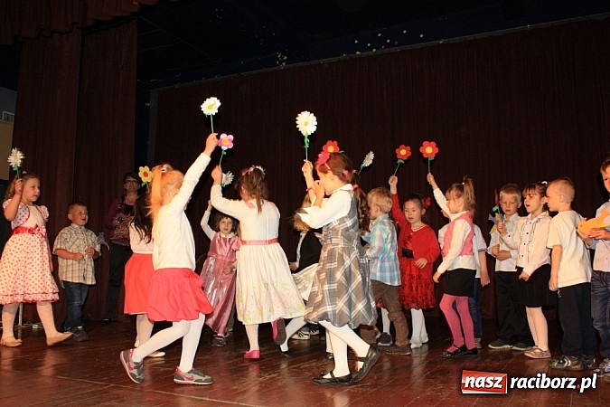 Zdjęcie w galerii na portalu naszraciborz.pl: 14. Gminny Przegląd Zespoł&oacute;w Artystycznych w Krzanowicach wiadomości z regionu