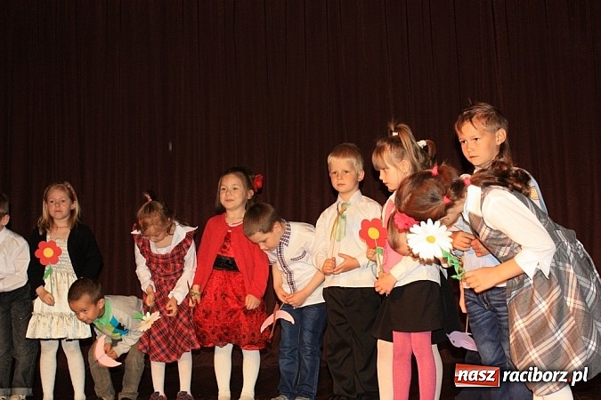 Zdjęcie w galerii na portalu naszraciborz.pl: 14. Gminny Przegląd Zespoł&oacute;w Artystycznych w Krzanowicach wiadomości z regionu