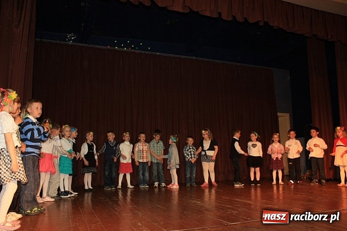 Zdjęcie w galerii na portalu naszraciborz.pl: 14. Gminny Przegląd Zespoł&oacute;w Artystycznych w Krzanowicach wiadomości z regionu