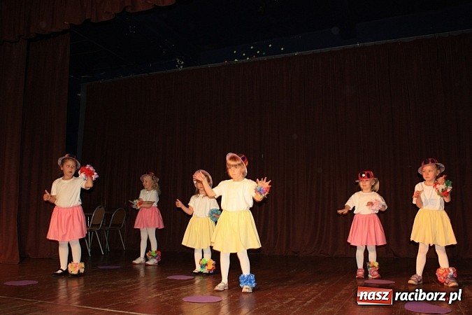 Zdjęcie w galerii na portalu naszraciborz.pl: 14. Gminny Przegląd Zespoł&oacute;w Artystycznych w Krzanowicach wiadomości z regionu