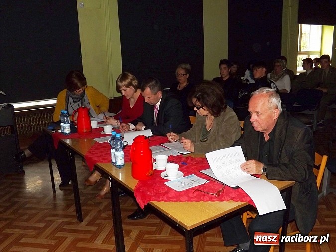 Zdjęcie w galerii na portalu naszraciborz.pl: Fesiwal Piosenki Europejskiej: Eliminacje wojewódzkie w MDK wiadomości z regionu