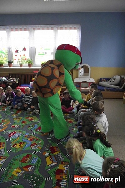 Zdjęcie w galerii na portalu naszraciborz.pl: Franklin odwiedził przedszkolaków w Studziennej  wiadomości z regionu