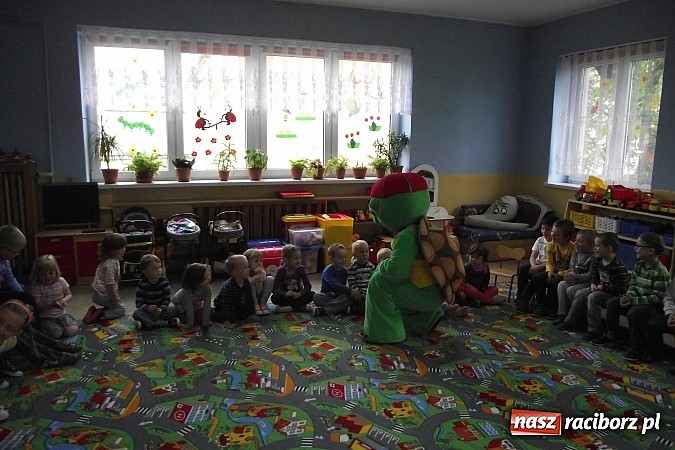 Zdjęcie w galerii na portalu naszraciborz.pl: Franklin odwiedził przedszkolaków w Studziennej  wiadomości z regionu
