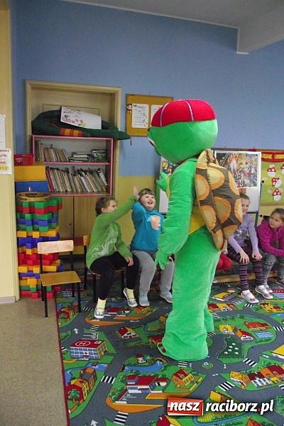 Zdjęcie w galerii na portalu naszraciborz.pl: Franklin odwiedził przedszkolaków w Studziennej  wiadomości z regionu