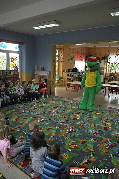 Zdjęcie w galerii na portalu naszraciborz.pl: Franklin odwiedził przedszkolaków w Studziennej  wiadomości z regionu