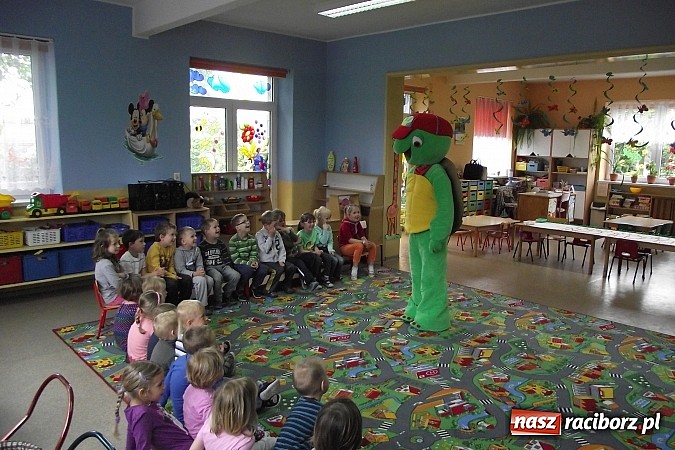 Zdjęcie w galerii na portalu naszraciborz.pl: Franklin odwiedził przedszkolaków w Studziennej  wiadomości z regionu