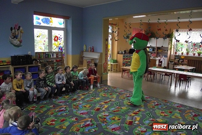 Zdjęcie w galerii na portalu naszraciborz.pl: Franklin odwiedził przedszkolaków w Studziennej  wiadomości z regionu