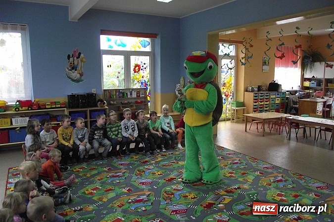 Zdjęcie w galerii na portalu naszraciborz.pl: Franklin odwiedził przedszkolaków w Studziennej  wiadomości z regionu