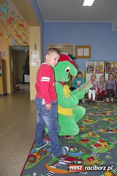 Zdjęcie w galerii na portalu naszraciborz.pl: Franklin odwiedził przedszkolaków w Studziennej  wiadomości z regionu