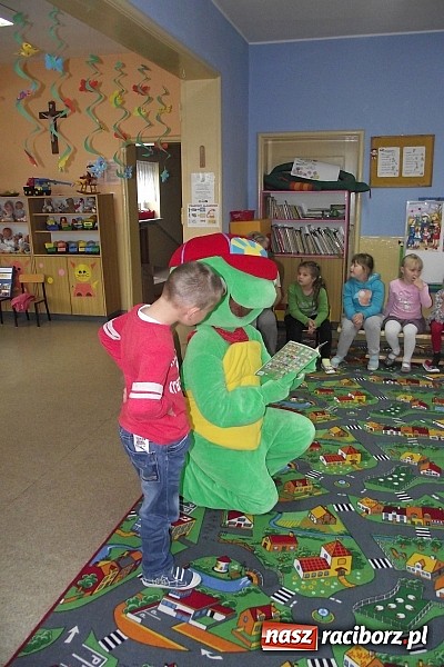 Zdjęcie w galerii na portalu naszraciborz.pl: Franklin odwiedził przedszkolaków w Studziennej  wiadomości z regionu