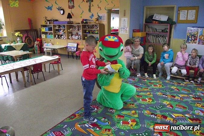 Zdjęcie w galerii na portalu naszraciborz.pl: Franklin odwiedził przedszkolaków w Studziennej  wiadomości z regionu
