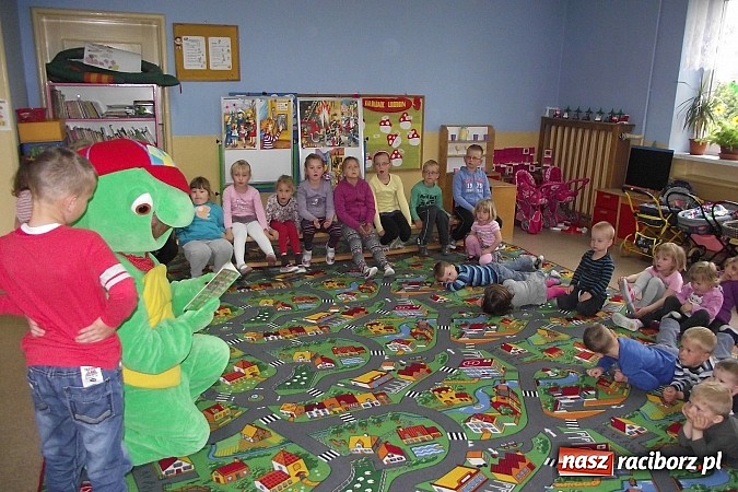 Zdjęcie w galerii na portalu naszraciborz.pl: Franklin odwiedził przedszkolaków w Studziennej  wiadomości z regionu