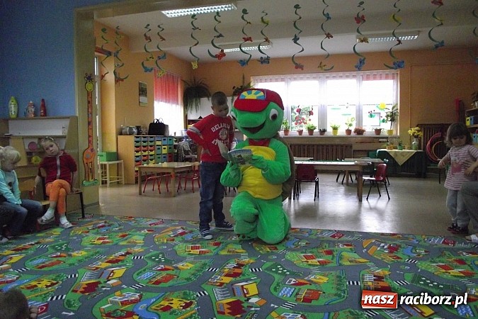Zdjęcie w galerii na portalu naszraciborz.pl: Franklin odwiedził przedszkolaków w Studziennej  wiadomości z regionu