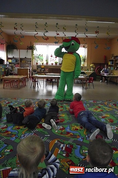Zdjęcie w galerii na portalu naszraciborz.pl: Franklin odwiedził przedszkolaków w Studziennej  wiadomości z regionu