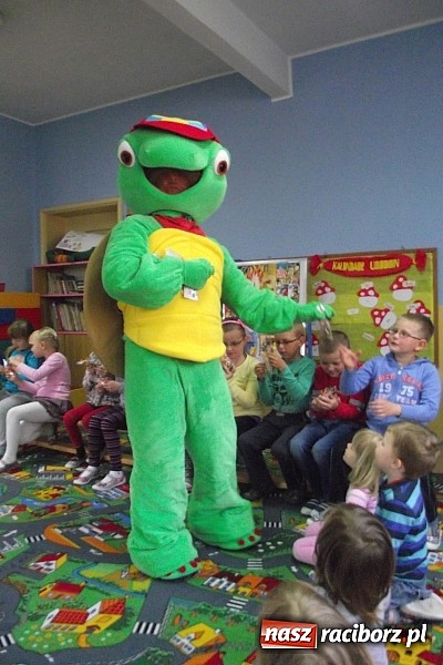 Zdjęcie w galerii na portalu naszraciborz.pl: Franklin odwiedził przedszkolaków w Studziennej  wiadomości z regionu