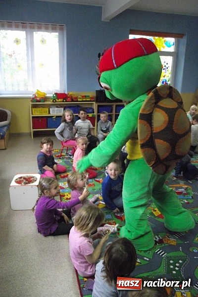 Zdjęcie w galerii na portalu naszraciborz.pl: Franklin odwiedził przedszkolaków w Studziennej  wiadomości z regionu