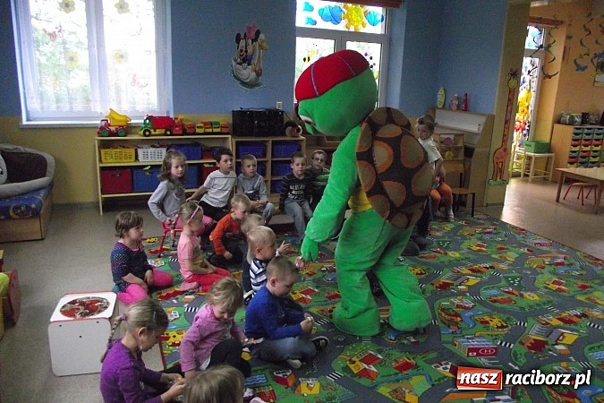 Zdjęcie w galerii na portalu naszraciborz.pl: Franklin odwiedził przedszkolaków w Studziennej  wiadomości z regionu