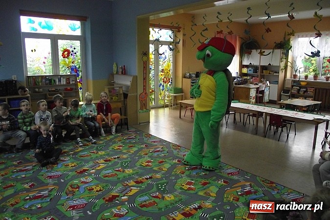 Zdjęcie w galerii na portalu naszraciborz.pl: Franklin odwiedził przedszkolaków w Studziennej  wiadomości z regionu