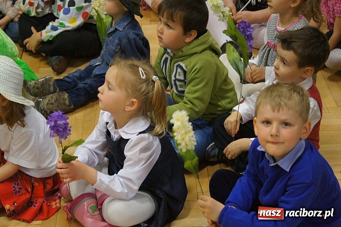 Zdjęcie w galerii na portalu naszraciborz.pl: Rozśpiewane przedszkolaki w bibliotece w Nędzy wiadomości z regionu