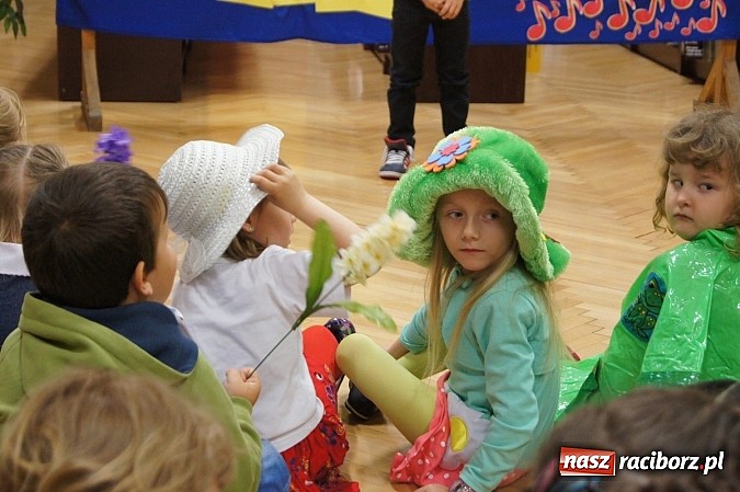 Zdjęcie w galerii na portalu naszraciborz.pl: Rozśpiewane przedszkolaki w bibliotece w Nędzy wiadomości z regionu
