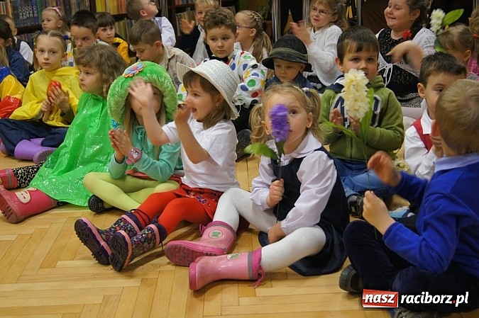 Zdjęcie w galerii na portalu naszraciborz.pl: Rozśpiewane przedszkolaki w bibliotece w Nędzy wiadomości z regionu